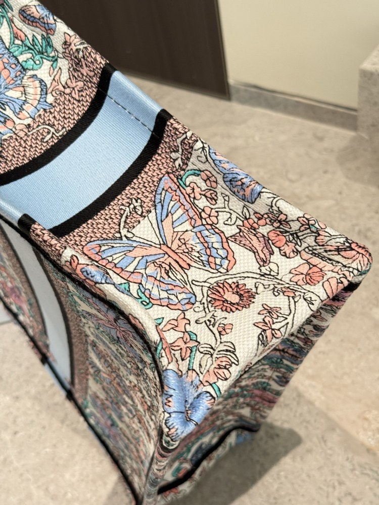 P290 Spring New Collection
Dior | ww This bag has the name INFP Butterfly written on it! Butterflies flap their wings, and all things are colorful
When butterflies flap their wings and sweep through the summer, everything is endowed with vitality. Th...