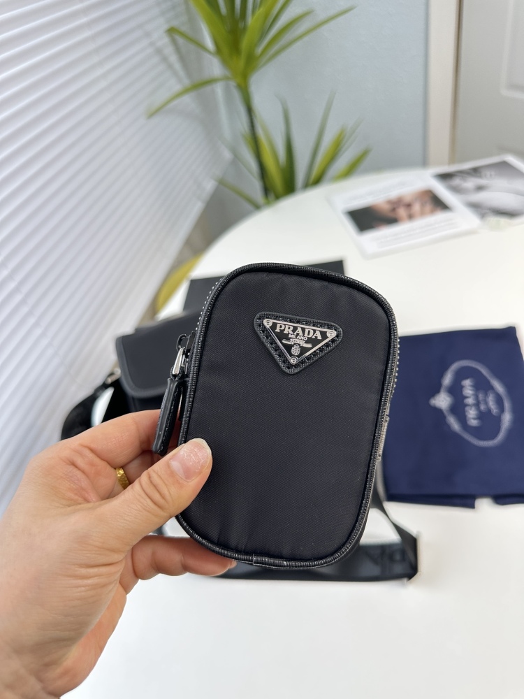 Upgraded Prada PRADA's latest single shoulder crossbody bag and mailman bag are now available for shipment. The high-end luxury original board is made of imported waterproof fabric with cross patterned cowhide, and the luxurious triangle mark hardwar...