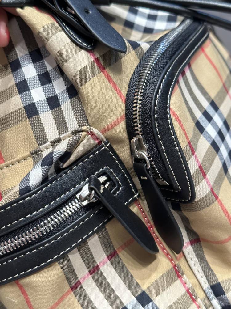 p225
Burberry backpack suitable for both men and women, with a striped design that looks great. $290 women's backpack comes with a jacquard micro label on the shoulder packaging, paired with exquisite leather edging for coolness. It can be carried di...