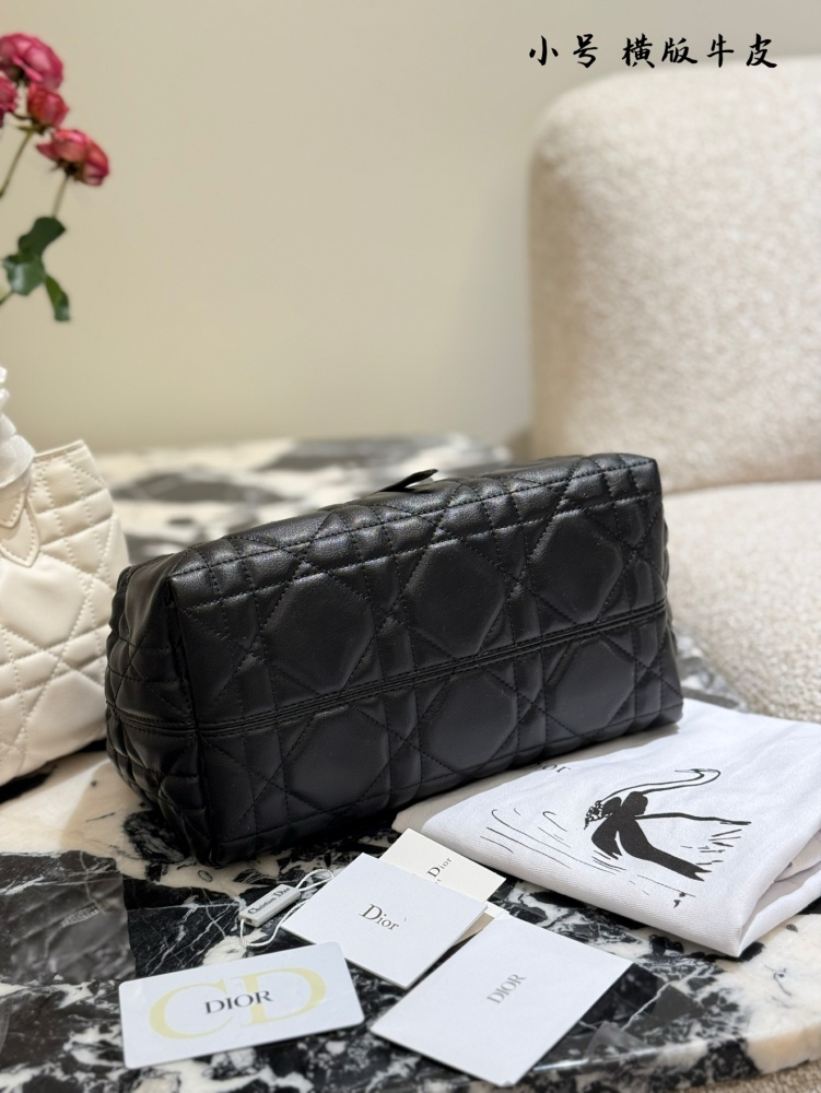 p320
Dior's horizontal indigenous bag is really a summer dish!
Vertical Toujours in Black and Milk Coffee Colors
The texture and appearance are truly exceptional! Wearing a coat or cotton jacket in winter is very suitable. Please help me recommend it...