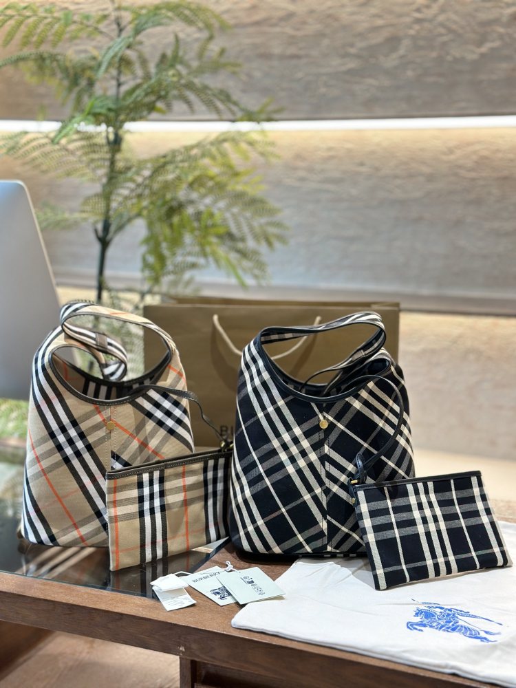 p250
Burberry's new model has finally been shipped! The classic diagonal pattern is so beautiful. B's latest soft and upright shoulder backpack is made of cotton twill fabric. Crafted in an Italian workshop, it is decorated with a special grid patter...