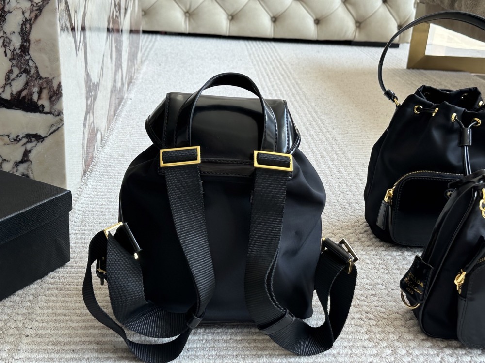 220 sets of boxes
size：21 24cm
Prada Hobo Nylon Backpack
Seeing the physical object is truly perfect!
package ??
Designed to be super convenient and comfortable!