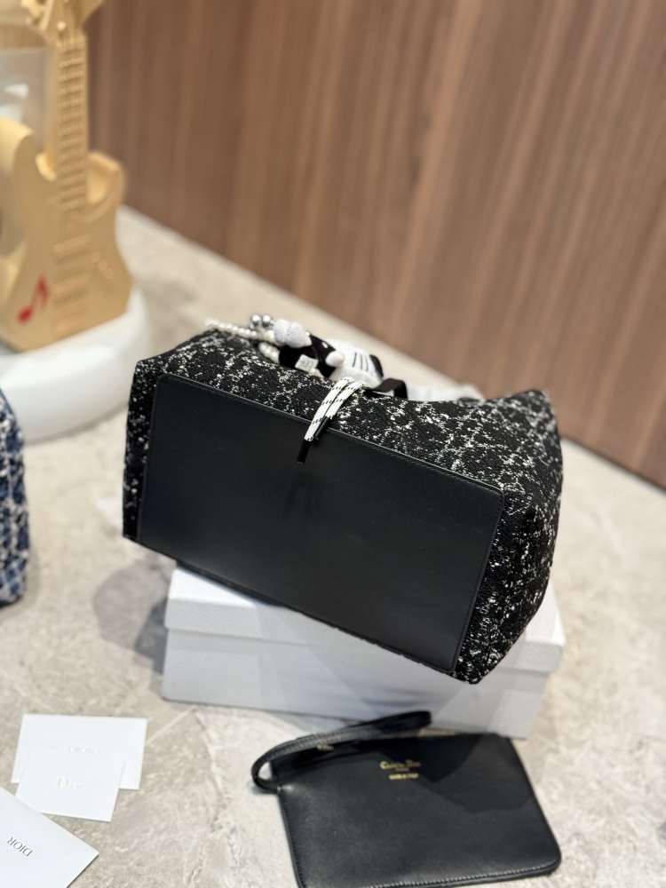 P350 pendant ? twenty
Come and control the retro style quickly
Handbag made of coarse woolen material
And DIOR's classic rattan plaid logo
30cm with box