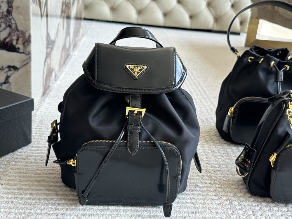 220 sets of boxes
size：21 24cm
Prada Hobo Nylon Backpack
Seeing the physical object is truly perfect!
package ??
Designed to be super convenient and comfortable!