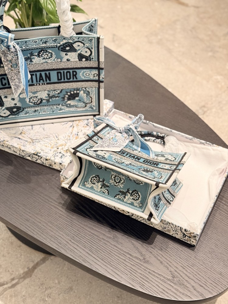 Dior Embroidery Series Toto Bag p250p280
The new Dior embroidered bag showcases unparalleled luxury and sophistication~Butterfly embroidery details showcase Dior's brand's craftsmanship spirit
Dust bag inside the driver's hand or shoulder
Super sized...