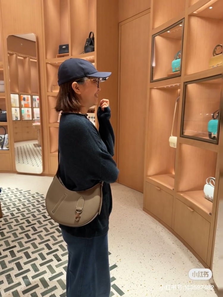 Heartthroated with true love, I dug up the Hermes Arcon Moon Bag from my wealthy sister's house and found it. It's carved with a W-cut and made of elephant grey togo leather, it's really beautiful.
The size is about 28 * 19 centimeters, very small an...