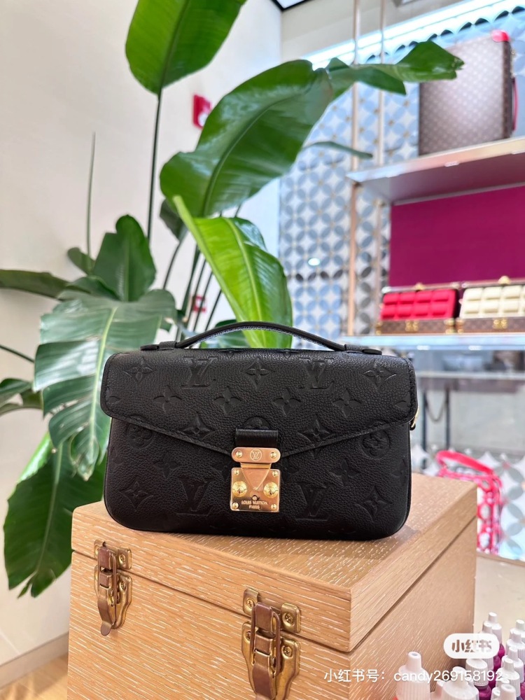 LV black genuine leather small mailman bag
A versatile LV bag with diverse styles and fashionable designs that are easy to match