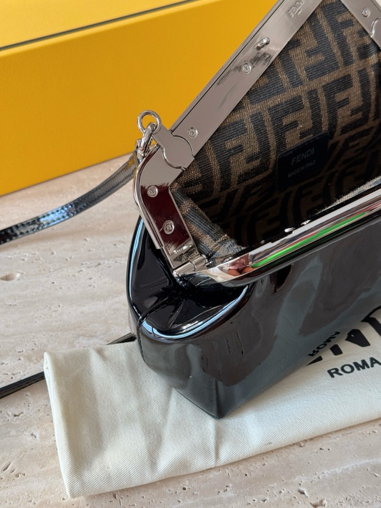 230 box
size：26*18cm
FENDI First handbag, how could a sweet summer be without it
You can hold it in your hand, cross it, or carry it on your back!