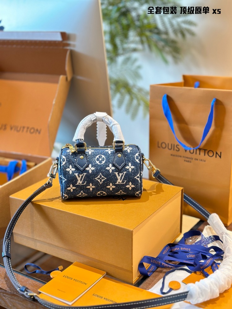 Top original order p260
LV Speedy Nano is now available at a great price~
LV Speedy Nano Limited Edition Denim
Gradient denim crossbody bag handbag
Size: 16.5x11 cm, brand new
Premium cool and cute can't be too cute
Who can refuse the good price of s...