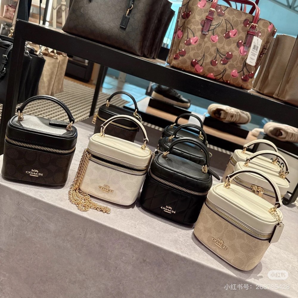 Chanel? Coach? The latest small square box bag is super charming and can hold foldable phones
Lipstick keys are very versatile
Small and exquisite, this is not a proper concave shaped artifact