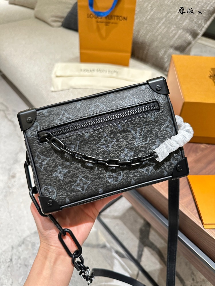 p265p285
LV Soft Box Package Black Warrior:
LV's soft box pack Black Warrior has a mysterious and cool temperament. The combination of black Monogram coated canvas and black leather showcases the brand's unique luxury charm. Its appearance is tough y...