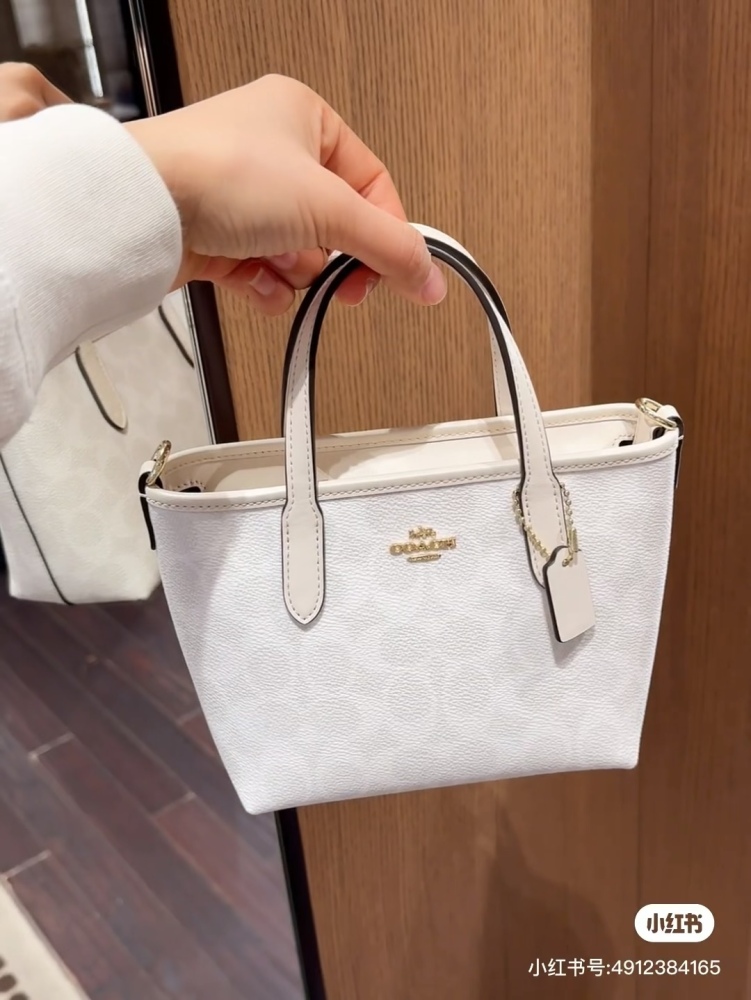 Coach | New Mini Tote Glacier White is too beautiful~
Gentle girl should have a girl's heart bag
Paired with long and wide shoulder straps, providing ample comfort
Retro and versatile~