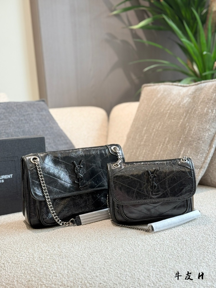 YSL | Popular Niki Baby Black Silver D-Button Oil Wax Leather Black YSL Button Decoration
More advanced and unique
YSL Niki Postman Bag Pure Leather P290p300
The collision of silver chain and black wax skin
It is the best interpretation full of perso...