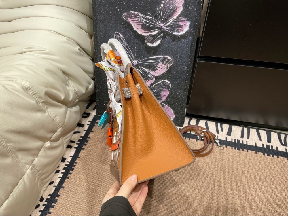 Folding box ? Airplane Box
Hermes new Birkin house handbag
The elements of the house seem to bring fairy tales into reality
Unique and adorable, absolutely eye-catching ??
Open the mouth, pick up the casual, lazy and buckle up temperament
Exqui...