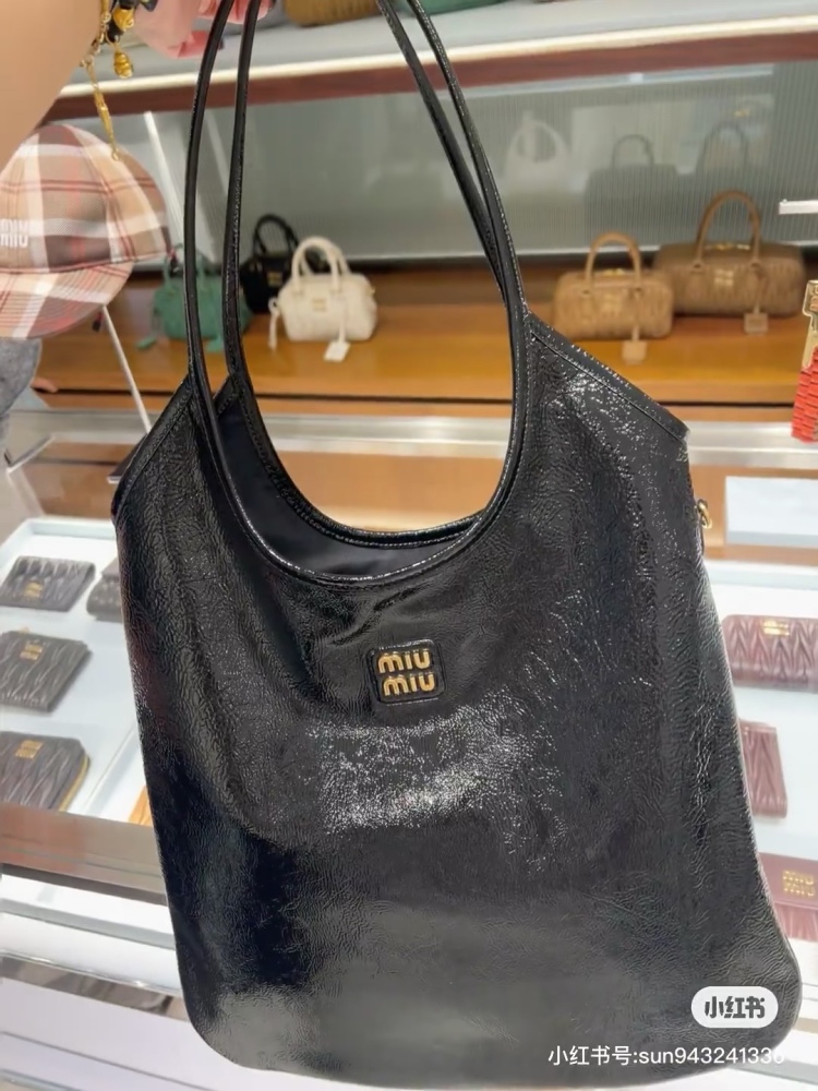 The glossy and distinctive temperament is filled with miumiu Akkadian wax cowhide tote