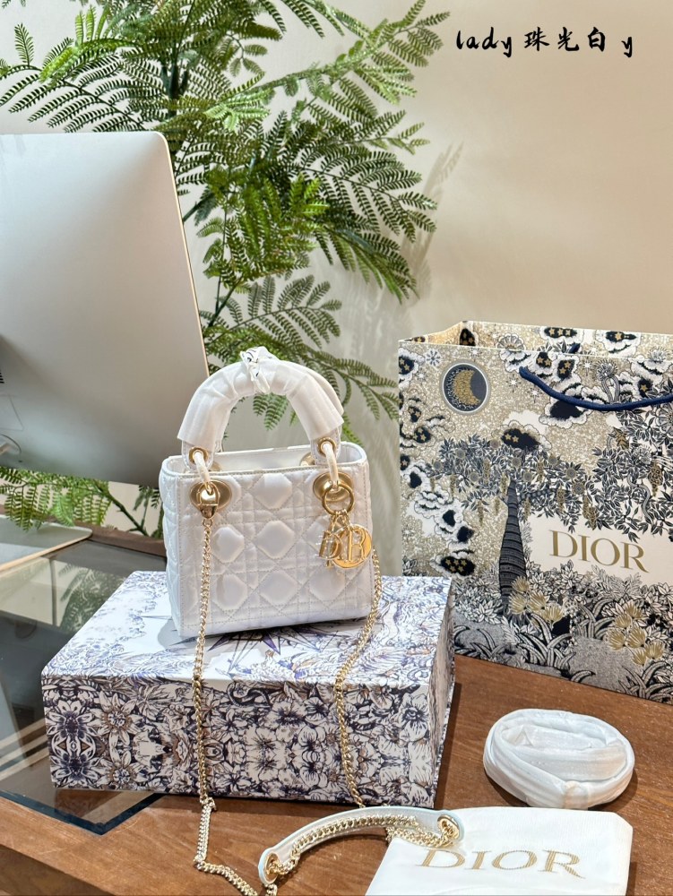 p245 
Dior Lady Pearl White, the brightest star in my heart
The Dior Princess Pearl White is paired with a thin metal chain that can be disassembled, exuding a delicate and delicate appearance. It is highly favored for its pearl powder and beautiful ...