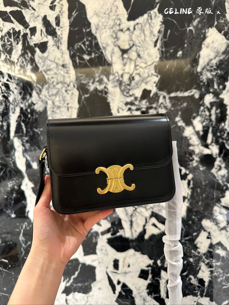 Original cowhide
Celine Triumphal Arch Tofu Bun
The meaning of 'Chong' is also to collect fragrance
The armpit bag of the Arc de Triomphe has a much larger capacity than imagined
Daily back is completely enough
Black is never wrong - it can be worn a...