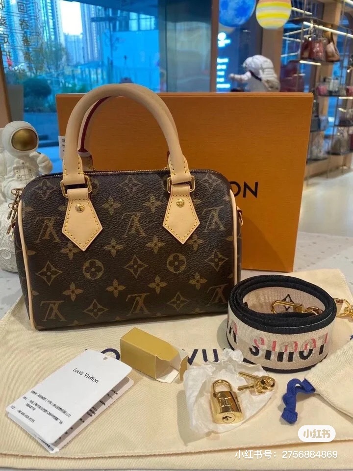 The soul of LV's new milk tea Speedy 20, M46222 bag is that strap!
Super beautiful milk tea color!  !
Versatile and gentle color scheme
Can be carried by hand/shoulder back/side back
The capacity of Speedy20 is self-evident!