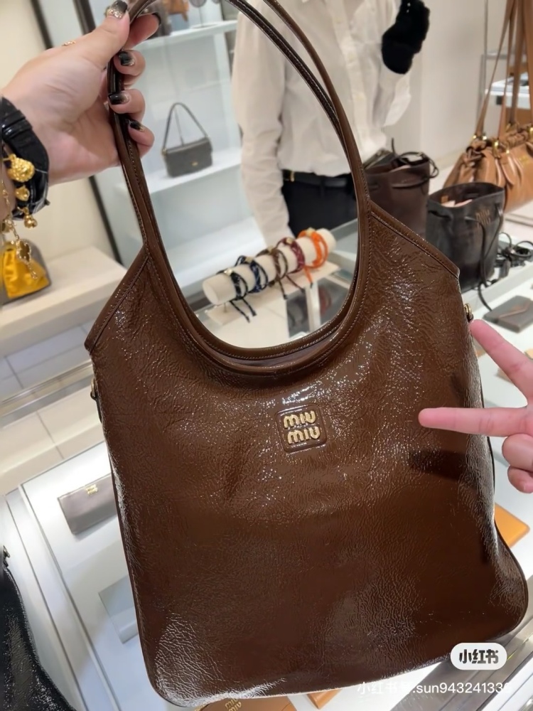 The glossy and distinctive temperament is filled with miumiu Akkadian wax cowhide tote