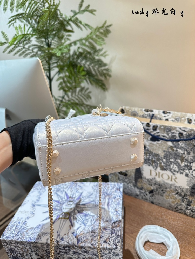 p245 
Dior Lady Pearl White, the brightest star in my heart
The Dior Princess Pearl White is paired with a thin metal chain that can be disassembled, exuding a delicate and delicate appearance. It is highly favored for its pearl powder and beautiful ...