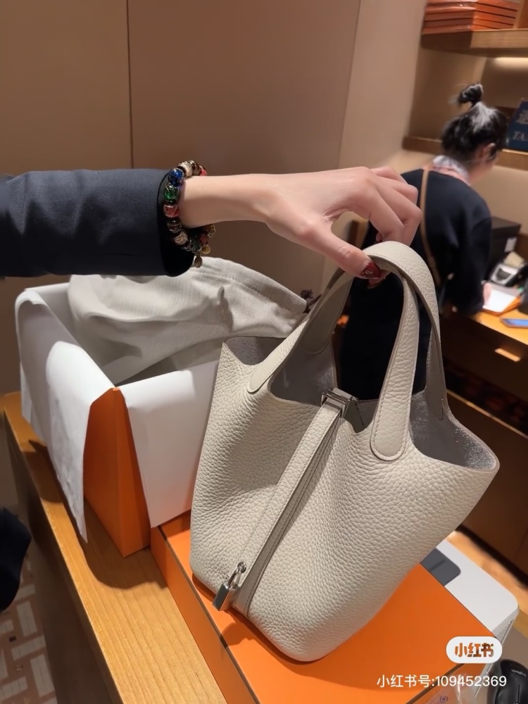 Hermes Basket 18 Cream Silver Buckle
Full Hermes Basket 18 Cream Silver Buckle Gentle and Elegant Z-Carving Attachment Box Dust Bag.
