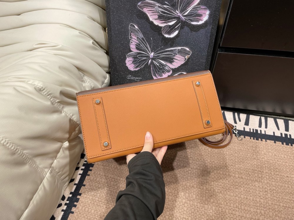 Folding box ? Airplane Box
Hermes new Birkin house handbag
The elements of the house seem to bring fairy tales into reality
Unique and adorable, absolutely eye-catching ??
Open the mouth, pick up the casual, lazy and buckle up temperament
Exqui...