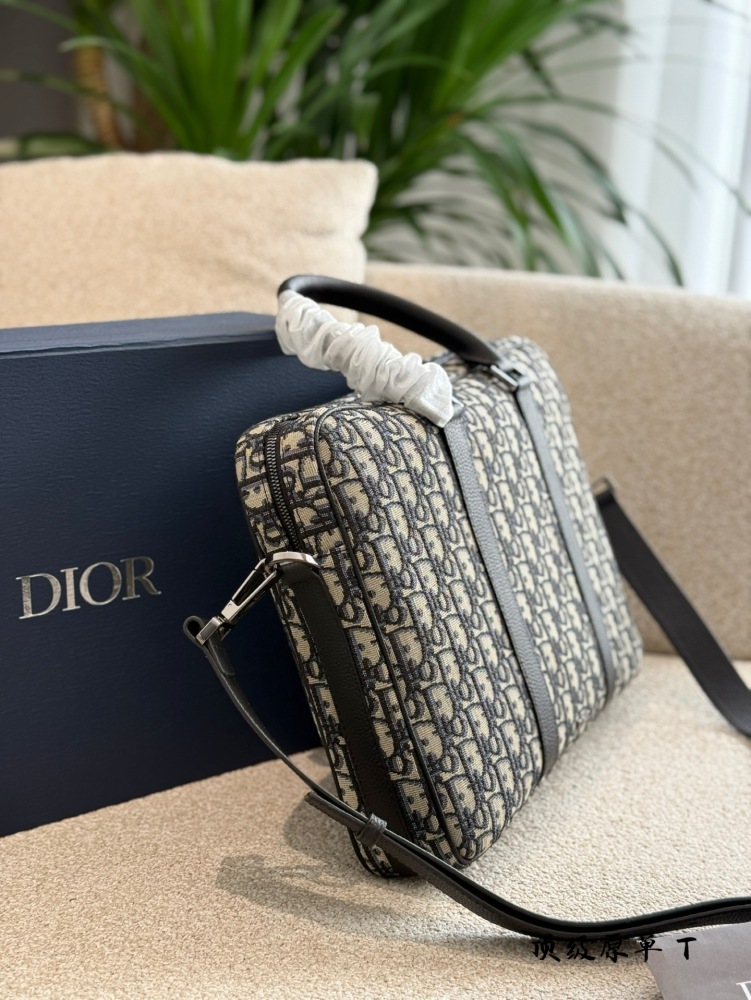 p340
Dior双肩老花细节来咯

1时尚必备: Dior 双肩老花背包s

子今天给大家分享-款超级时尚的Dior双肩老花背包!这款背包已经成为时尚界的宠儿，不仅因为它的外观，还因为它的实用性。

设计?...