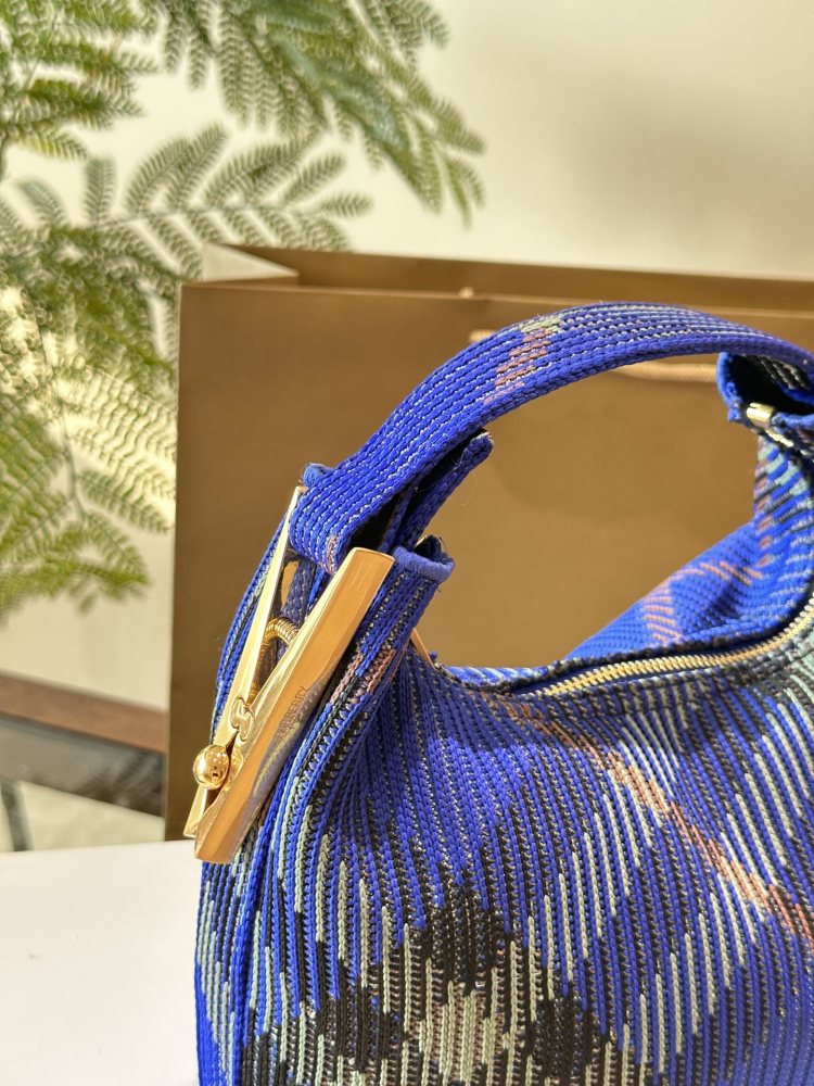 p270
Burberry's latest bag, PEG series handbag+
National Soft Stand up Bag, knitted in Italy,
Decorate Burberry plaid. Lightweight texture, adopting an unlined design; The hem style buckle is engraved with the Burberry logo, making it easy to secure ...