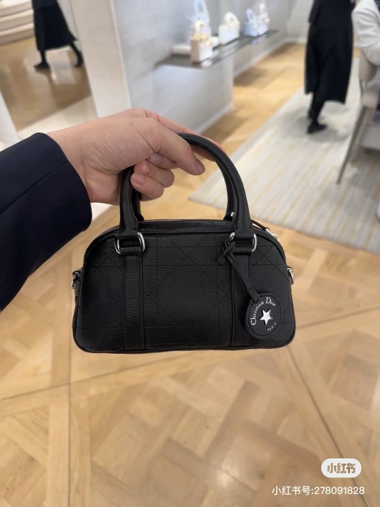 what?  ??? Dior actually released such a cute little bag
Super obedient backpack and hand-held crossbody bag
Decorate delicate girls