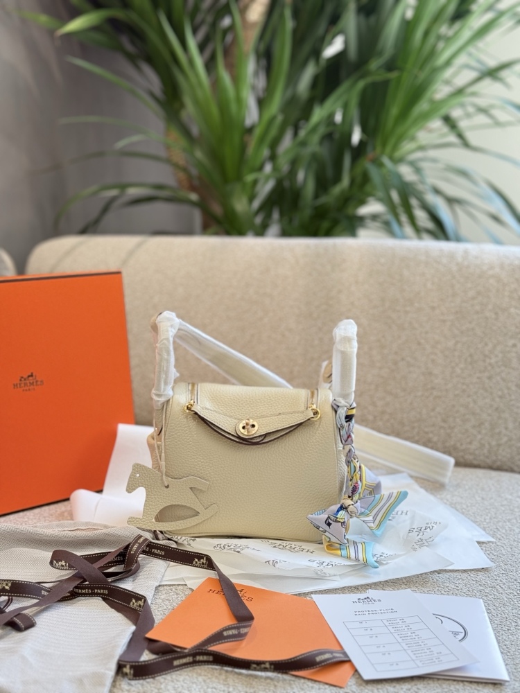 P275
Original TC cowhide Tmall Lindy19 o Hermes timeless' black gold bag ', I really can't refuse Hermes' black gold bag
The whole thing is responsible for 360 degree high-end appearance
I don't want to take it off my back
The capacity is also large
...