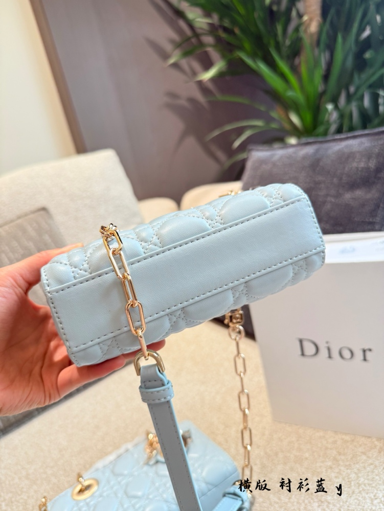 p255p260
Dior blues, breathtakingly beautiful!
This handbag highlights the minimalist aesthetic of the Lady Dior collection, embodying Dior's profound insight into elegance and beauty. The fashionable and elegant design is timeless, carefully crafted...