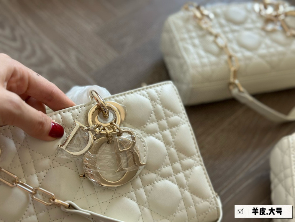、
Dior lady's new long sheepskin full set packaging
Dior's all-new D-joy is making a strong comeback, with the rhythm of a big hit. The bag comes with two shoulder straps and multiple back styles, making the upper body both beautiful and stylish. T...