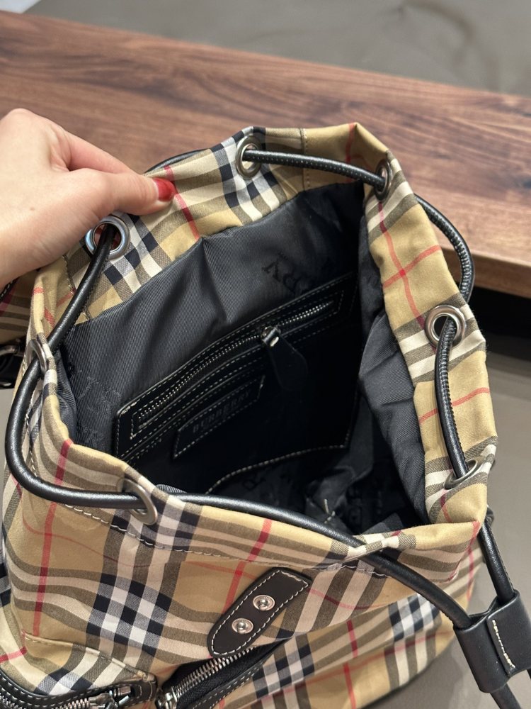 p225
Burberry backpack suitable for both men and women, with a striped design that looks great. $290 women's backpack comes with a jacquard micro label on the shoulder packaging, paired with exquisite leather edging for coolness. It can be carried di...