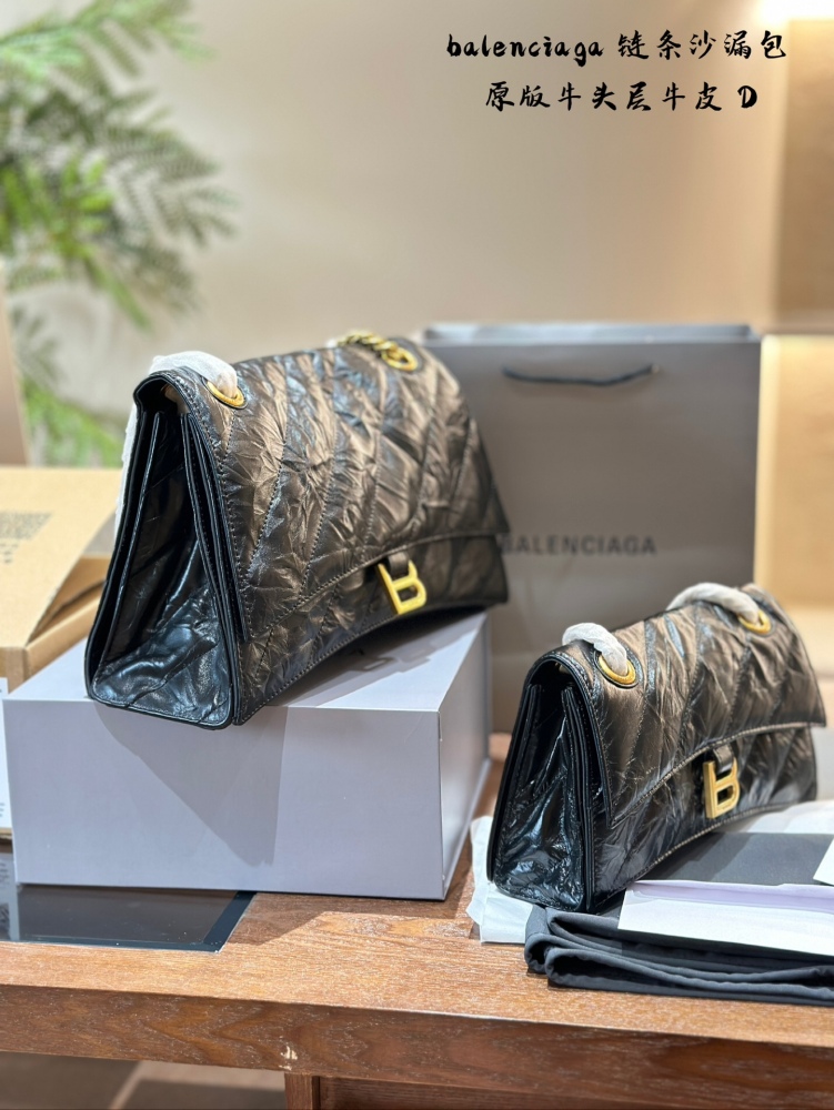 Balenciaga hourglass bag p350p400
From the perspective of value preservation, I chose a hard hourglass bag and tried it on. I feel that soft cowhide is more suitable for me. 1. The bag can hold change inside, and there are many compartments that are ...