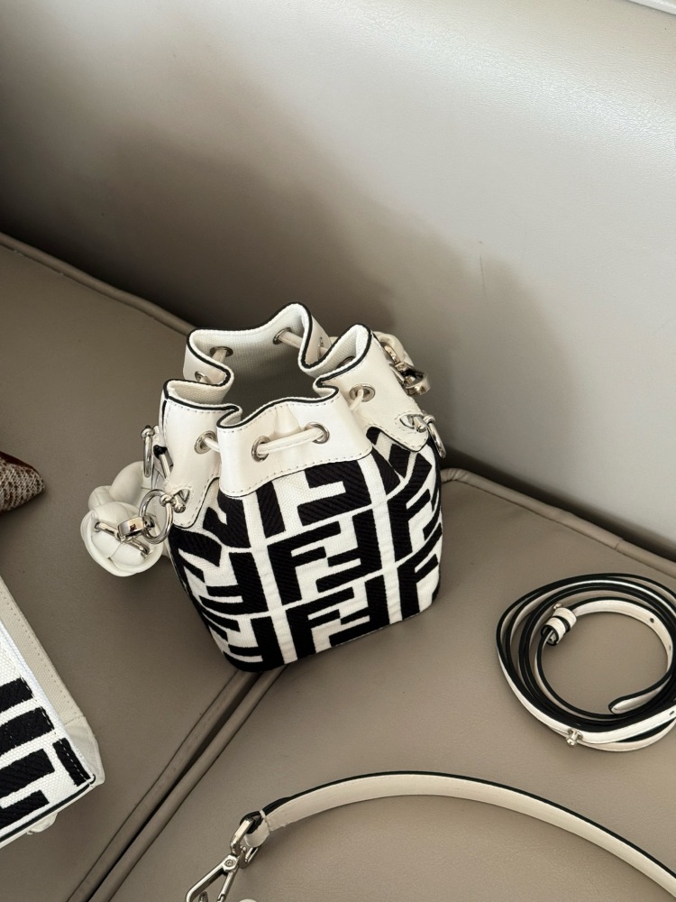 220 boxes
size：12.5*18cm
Fendi bucket bag
Wide woven wrist strap
configuration ? Long shoulder straps!
The Wealth Bucket has a new color scheme! It's so beautiful
The capacity and appearance are all very online!