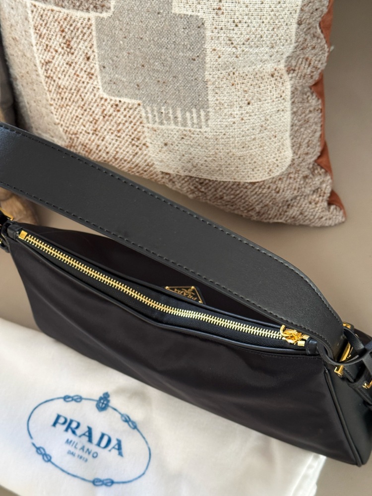 290 boxes
size：40*20cm
??? Recommended PRADA aimee
Prada has released a new model again
This underarm nylon cowhide handbag is also quite good!
The designer's inspiration is starting to shine again!
Lightweight nylon material paired with calf...