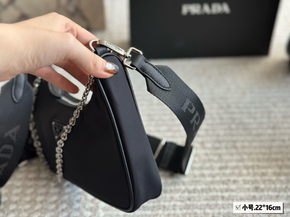 p195p205p215
Top quality packaging
21cm small, 24cm medium, 28cm large (base length)
Prada Hobo Three in One!
?? Export orders to South Korea!
?? The quality is super good!!
A large dumpling like bag with a small bag, a wide shoulder strap an...