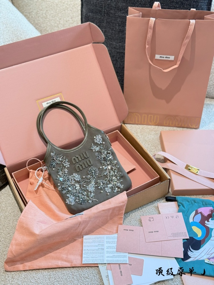p420
Miu Miu canvas ivy, no one can resist its beauty
Miumiu Handmade Bead Series
The actual product is too dazzling. 15 × 20 pictures, complete packaging