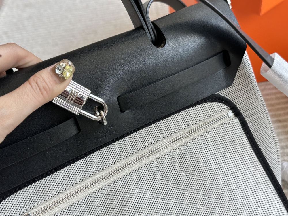 290 boxes
size：31*26cm
Hermes handbag
Canvas shopping bag ?
A bag that is easy to pack in physical form
Recently, I have been carrying my back while traveling
There is texture! Super advanced!
Its capacity is very friendly ..