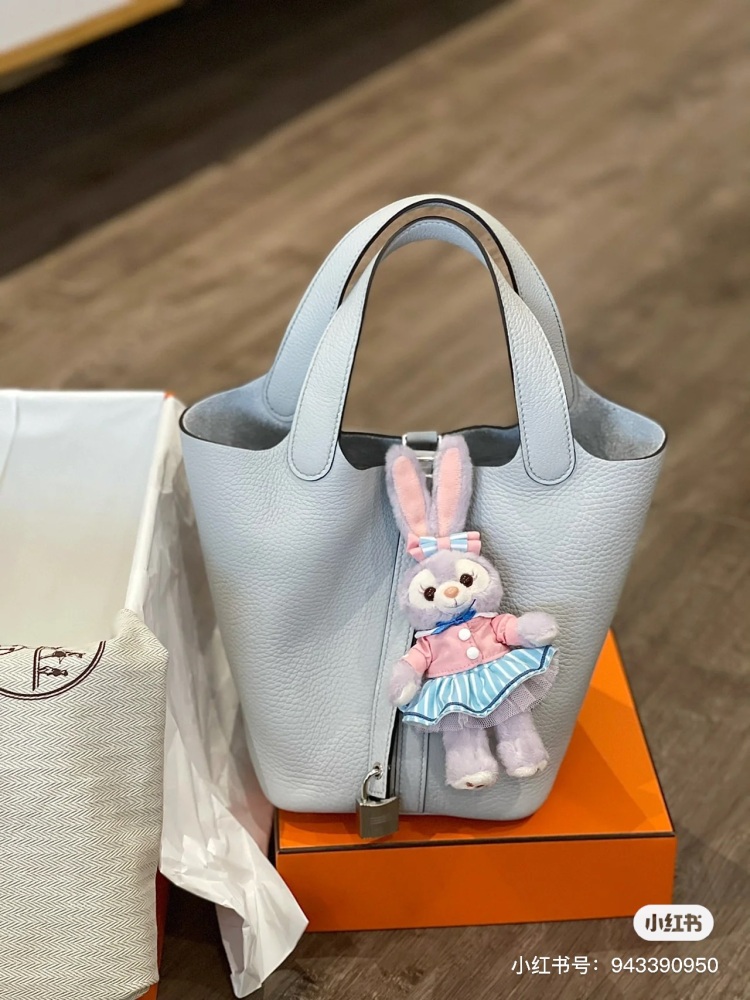 Hermes Basket | Is the unbeatable Holy Grail Blue the best match on the internet
This outfit is truly unbeatable and beautiful. It's so girlish, isn't it!  !