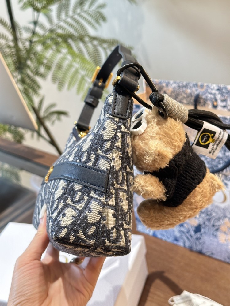 P260 pendant ? twenty
Dior's new underarm bag hobo
I personally really like the armpit bag, and Dior has released a new one. The half moon shaped one looks great and has a great capacity. Not only does it have a phone, but I also carry a small make...