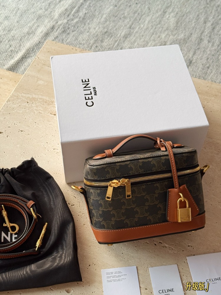 245 box upgrade version
size：18*18
Celine presbyopia box bag
A makeup box bag with perfect attention to detail
Spring and summer new box bag
Handheld and slanted back, it looks good to knock on~
