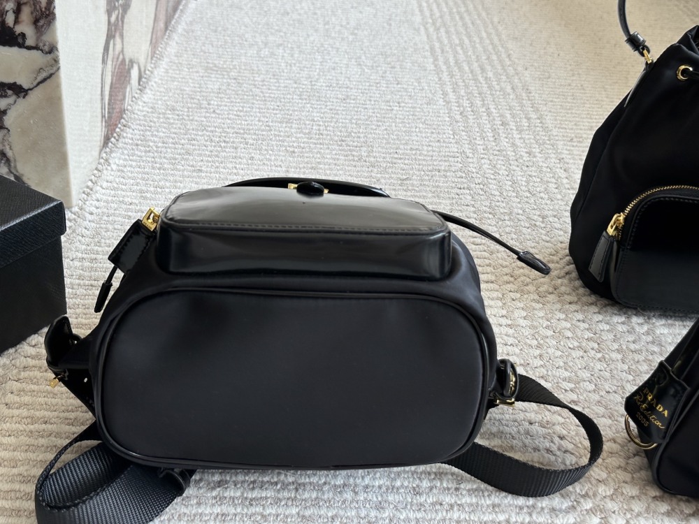 220 sets of boxes
size：21 24cm
Prada Hobo Nylon Backpack
Seeing the physical object is truly perfect!
package ??
Designed to be super convenient and comfortable!