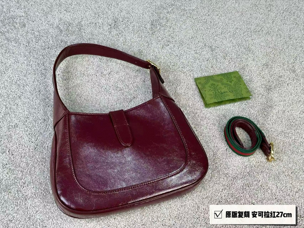 size：27*18cm
Gucci 1961
It's very classic and retro!
You can put down your phone Max!
High end leather!