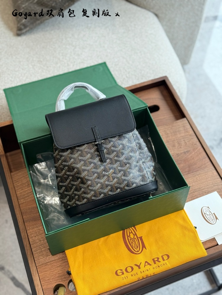 p230
Goyard Alpin Mini Backpack~
The cute little one you like at a glance!
Mini's size is super cute
Size: 23x9.5x19cm with box