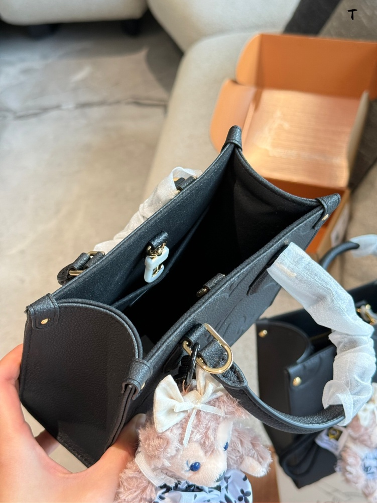 P260p270 with pendant
LV on the Go West Fashion Bag
My new darling, a fashionable new choice!
I recently bought a super favorite bag, which is this [otherwest], model number M23640. It is simply the perfect companion for my daily travels!
Firstly, it...