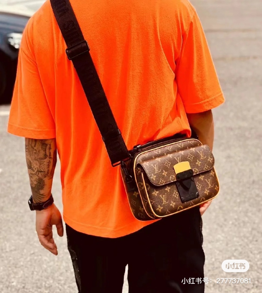 Lvslock men's mailman bag unboxing real shot 0, with super strong texture, classic and versatile capacity, it can fit a large practical circumference
The whole bag body is embossed, and the upper body is so cool, sunny, and handsome
The bag is sturdy...
