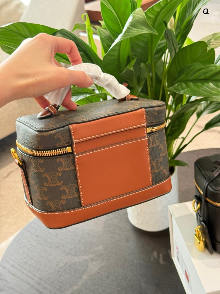 p215
CELINE VANITY Makeup Box Bag ●●●
This classic makeup bag is made from MAISON CELINE's makeup bag, and this season it has a new look in the handbag series. The size is well made, and the makeup bag is practical, versatile, and exquisite. Th...