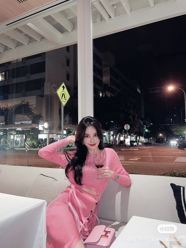 The second one: Kangkang 19constance 3Q cherry blossom powder is also a soft cherry blossom pink series
Paired with Hermes H large silver buckle
Highlighting the small and cute design of the bag
Similarly, the palm leather is really tender
Carrying t...