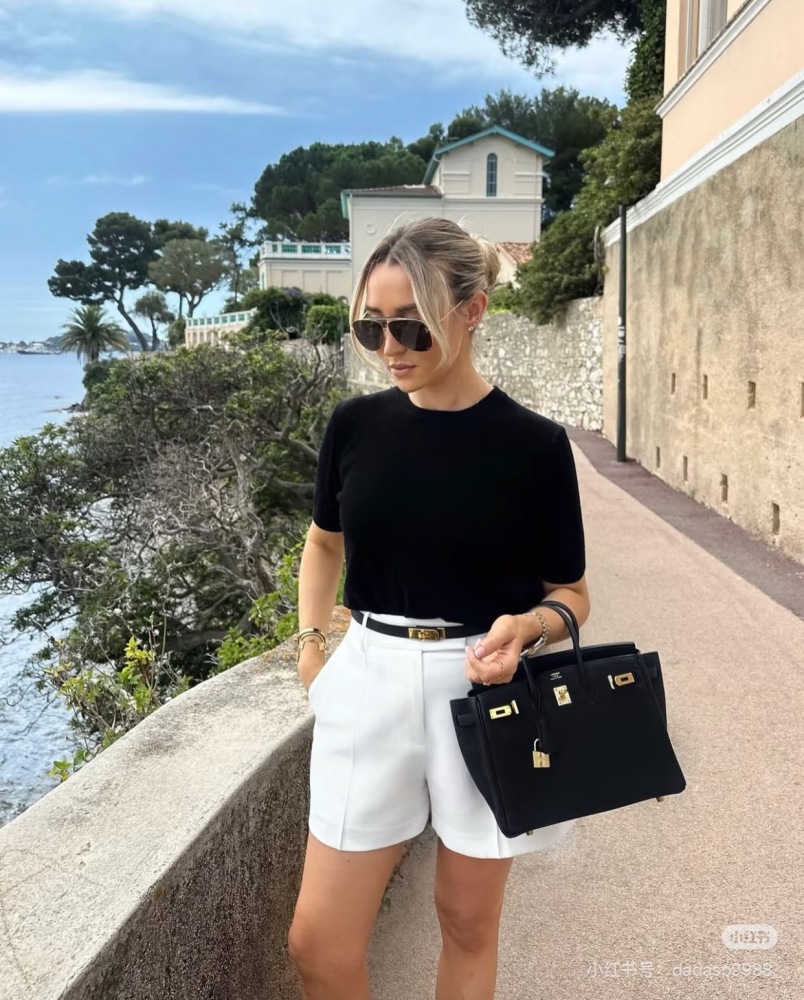 Hermes Birkin 30 | Classic Creation
TT Hermes Birkin 30, that's a god like presence in the fashion industry! Its design is simple and grand, without any unnecessary decorations, yet it exudes an elegant style. Every line is smooth and natural, perfec...
